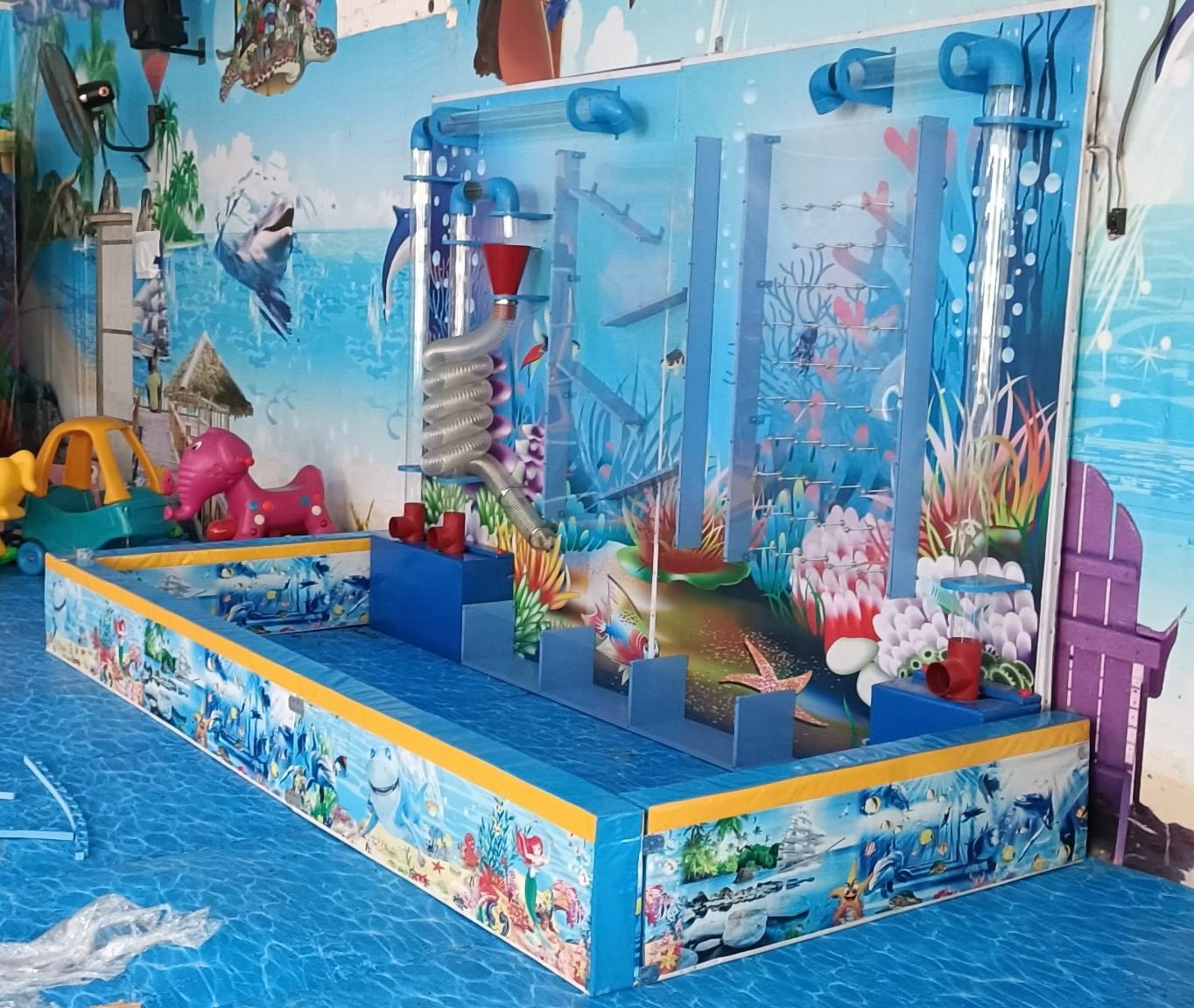 Tường chơi nước và khu vui chơi trong nhà